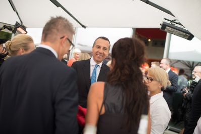 Am 28. Juli 2017 luden Bundeskanzler Christian Kern (im Bild) und Kunst- und Kulturminister Thomas Drozda zum Cocktailempfang im Museum der Moderne anlässlich der Salzburger Festspiele.