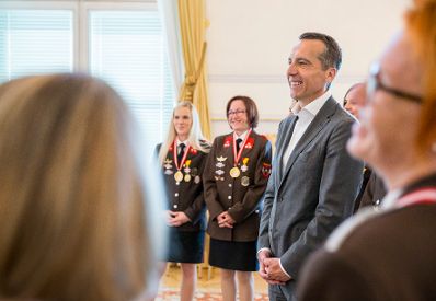 Am 31. Juli 2017 empfing Bundeskanzler Christian Kern (r.) die Feuerwehr- WeltmeisterInnen der Freiwilligen Feuerwehr Rudersdorf.