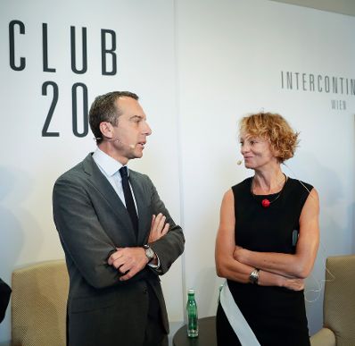 Am 8. August 2017 nahm Bundeskanzler Christian Kern (l.) an der Club 20 Diskussion mit Profil Herausgeber Christian Rainer und Eva Linsinger (r.) teil.