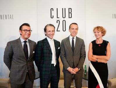 Am 8. August 2017 nahm Bundeskanzler Christian Kern (m.r.) an der Club 20 Diskussion mit Profil Herausgeber Christian Rainer (m.l.) und Eva Linsinger (r.) teil.
