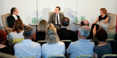 Am 8. August 2017 nahm Bundeskanzler Christian Kern (m.) an der Club 20 Diskussion mit Profil Herausgeber Christian Rainer (l.) und Eva Linsinger (r.) teil.