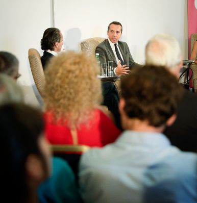 Am 8. August 2017 nahm Bundeskanzler Christian Kern (r.) an der Club 20 Diskussion mit Profil Herausgeber Christian Rainer (l.) und Eva Linsinger teil.