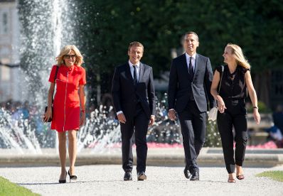 Am 23. August 2017 empfing Bundeskanzler Christian Kern (m.r.) den französischen Präsidenten Emmanuel Macron (m.l.) in Salzburg. Im Bild mit Brigitte Macron (l.) und Eveline Steinberger-Kern (r.).