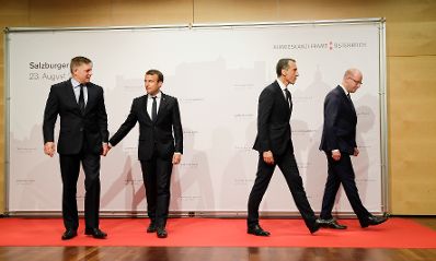 Am 23. August 2017 fand der Salzburgergipfel statt. Im Bild Bundeskanzler Christian Kern (m.r.), der französische Präsident Emmanuel Macron (m.l.), der slowakische Ministerpräsident Robert Fico (l.) und der tschechische Ministerpräsident Bohuslav Sobotka (r.).