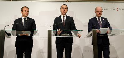 Am 23. August 2017 fand der Salzburger Gipfel statt. Im Bild Bundeskanzler Christian Kern (m.), der französische Präsident Emmanuel Macron (l.) und der tschechische Ministerpräsident Bohuslav Sobotka (r.) bei der Pressekonferenz.