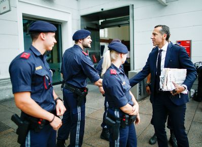 Am 23. August 2017 empfing der Bundeskanzler den französischen Präsidenten Emmanuel Macron in Salzburg. Im Bild Bundeskanzler Christian Kern (r.) bei seiner Ankunft.