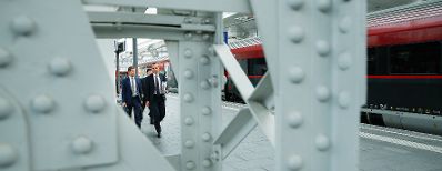 Am 23. August 2017 empfing der Bundeskanzler den französischen Präsidenten Emmanuel Macron in Salzburg. Im Bild Bundeskanzler Christian Kern (r.) bei seiner Ankunft.