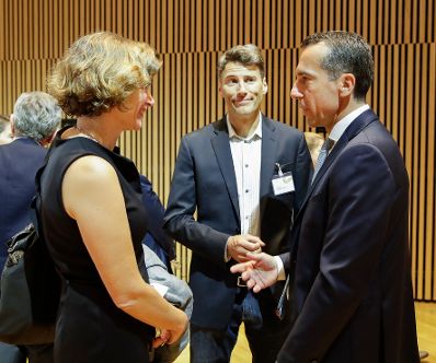 Am 28. August 2017 nahm Bundeskanzler Christian Kern (r.) am Europäischen Forum Alpbach teil. Im Bild mit der italienisch-amerikanischen Wirtschaftswissenschaftlerin Mariana Mazzucato (l.) und dem Bürgermeister der Stadt Vancouver Gregor Robertson (m.).