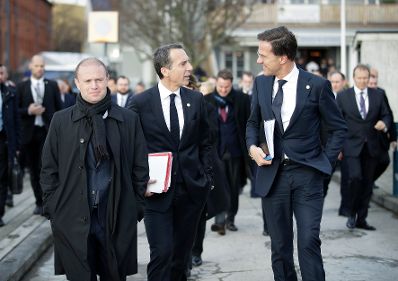 Am 17. November 2017 fand der Sozialgipfel der Europäischen Staats- und Regierungschefs in Göteborg statt. Im Bild Bundeskanzler Christian Kern (m.) mit dem maltesischen Premierminister Joseph Muscat (l.) und dem niederländischen Premierminister Mark Rutte (r.).