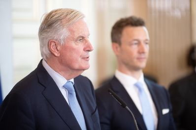 Am 28. Februar 2019 empfing Bundeskanzler Sebastian Kurz den Beauftragten der EU-Kommission für die Austrittsverhandlungen mit dem Vereinigten Königreich Michel Barnier (l.) zu einem Gespräch. Im Bild mit Bundesminister Gernot Blümel (r.) bei der Pressekonferenz.