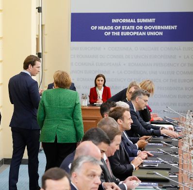 Am 9. Mai 2019 nahm Bundeskanzler Sebastian Kurz (l.) am EU-Gipfel in Sibiu teil. Im Bild mit der Bundeskanzlerin Deutschlands Angela Merkel (2.v.l.).