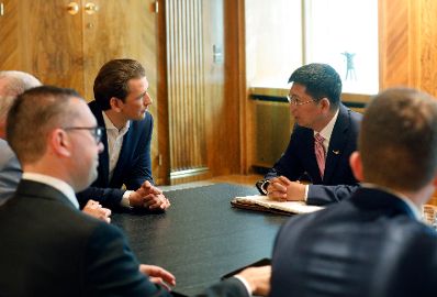 Am 15. Mai 2019 empfing Bundeskanzler Sebastian Kurz (m.l.) den Leiter von Diamond Aircraft, Frank Zhang (m.r.) zu einem Gespräch.