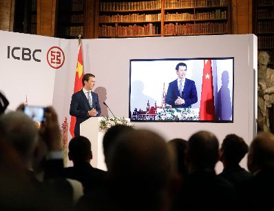 Am 21. Mai 2019 empfing Bundeskanzler Sebastian Kurz den chinesischen Parlamentspräsidenten Li Zhanshu zu einem Gespräch. Im Bild bei der Eröffnung der ICBC Bank.