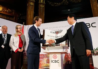 Am 21. Mai 2019 empfing Bundeskanzler Sebastian Kurz (m.) den chinesischen Parlamentspräsidenten Li Zhanshu (r.) zu einem Gespräch. Im Bild mit Bundesministerin Margarete Schramböck (l.) bei der Eröffnung der ICBC Bank.