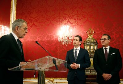 Am 18. Dezember 2017 wurde die neue Bundesregierung vom Bundespräsidenten in der Präsidentschaftskanzlei angelobt. Im Bild Bundespräsident Alexander Van der Bellen (l.) mit Sebastian Kurz (m.) und Heinz-Christian Strache (r.).