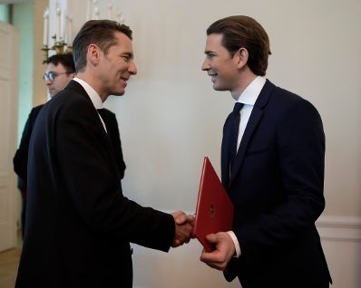 Am 18. Dezember 2017 unterzeichnete Bundeskanzler Sebastian Kurz (r.) das Dekret mit dem Dieter Kandlhofer (l.) zum Generalsekretär im Bundeskanzleramt ernannt wurde.