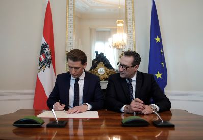 Am 18. Dezember 2017 unterzeichnete Bundeskanzler Sebastian Kurz (l.) das Dekret mit dem Peter Launsky-Tieffenthal zum Regierungssprecher ernannt wurde. Im Bild mit Vizekanzler Heinz-Christian Strache (r.).