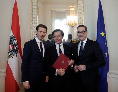 Am 18. Dezember 2017 unterzeichnete Bundeskanzler Sebastian Kurz (l.) das Dekret mit dem Peter Launsky-Tieffenthal (m.) zum Regierungssprecher ernannt wurde. Im Bild mit Vizekanzler Heinz-Christian Strache (r.).