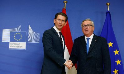 Am 19. Dezember 2017 traf Bundeskanzler Sebastian Kurz (l.) im Rahmen seines Besuches in Brüssel den Präsidenten der Europäischen Kommission Jean-Claude Juncker (r.) zu einem Gespräch.