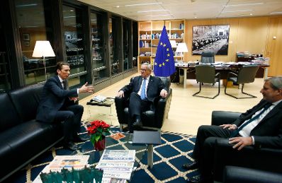 Am 19. Dezember 2017 traf Bundeskanzler Sebastian Kurz (l.) im Rahmen seines Besuches in Brüssel den Präsidenten der Europäischen Kommission Jean-Claude Juncker (m.) und den EU-Kommissar Johannes Hahn (r.) zu einem Gespräch.