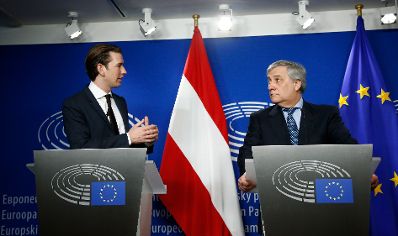 Am 20. Dezember 2017 traf Bundeskanzler Sebastian Kurz (l.) im Rahmen seines Besuches in Brüssel den Präsidenten des Europäischen Parlamentes Antonio Tajani (r.) zu einem Gespräch. Im Anschluss fand eine Pressekonferenz statt.