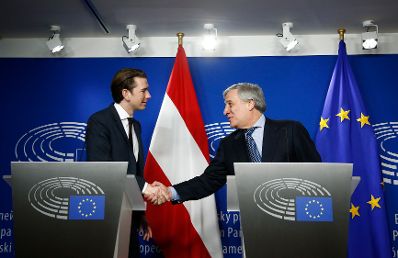 Am 20. Dezember 2017 traf Bundeskanzler Sebastian Kurz (l.) im Rahmen seines Besuches in Brüssel den Präsidenten des Europäischen Parlamentes Antonio Tajani (r.) zu einem Gespräch. Im Anschluss fand eine Pressekonferenz statt.