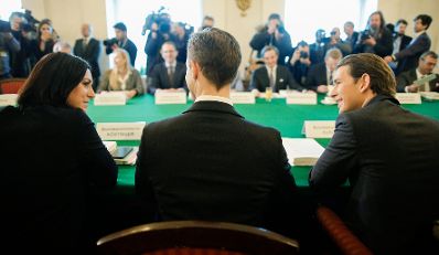Am 19. Dezember 2017 fand die erste Sitzung des Ministerrates der neuen Bundesregierung statt. Im Bild Bundeskanzler Sebastian Kurz (r.), Bundesminister Gernot Blümel (m.) und Bundesministerin Elisabeth Köstinger (l.).