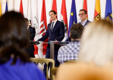 Am 3. Juli 2018 gab Bundeskanzler Sebastian Kurz (l.) gemeinsam mit Vizekanzler Heinz-Christian Strache (r.) und Bundesminister Herbert Kickl eine Pressekonferenz zu den deutschen Asylplänen.