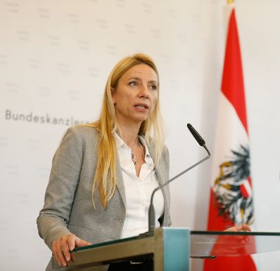 Bundesministerin Juliane Bogner-Strauß beim Pressestatement nach dem Gipfel für Verantwortung im Netz und Gewaltprävention.