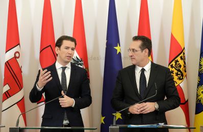 Bundeskanzler Sebastian Kurz (l.) und Vizekanzler Heinz-Christian Strache (r.) beim Pressefoyer nach dem Ministerrat am 5. Dezember 2018.