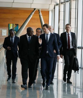 Am 6. Dezember 2018 reiste Bundeskanzler Sebastian Kurz (m.) nach Addis Abeba. Im Bild beim Treffen mit dem amtsführenden Vorsitzenden der Afrikanischen Union Kwesi Quartey (l.).