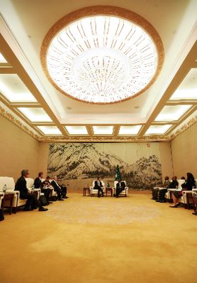 Am 6. Dezember 2018 reiste Bundeskanzler Sebastian Kurz (l.) nach Addis Abeba. Im Bild beim Treffen mit dem amtsführenden Vorsitzenden der Afrikanischen Union Kwesi Quartey (r.).