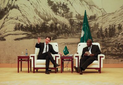 Am 6. Dezember 2018 reiste Bundeskanzler Sebastian Kurz (l.) nach Addis Abeba. Im Bild beim Treffen mit dem amtsführenden Vorsitzenden der Afrikanischen Union Kwesi Quartey (r.).