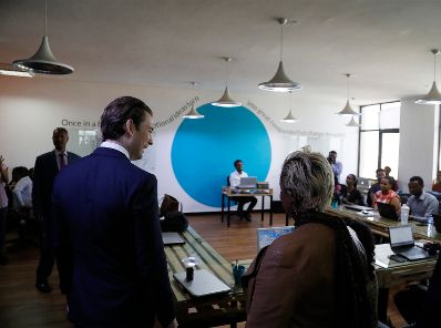 Am 6. Dezember 2018 reiste Bundeskanzler Sebastian Kurz (l.) nach Addis Abeba. Im Bild beim Besuch des Start-ups "blueMoon".