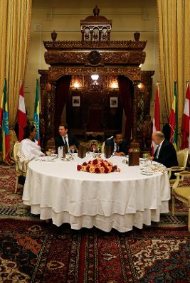 Am 6. Dezember 2018 reiste Bundeskanzler Sebastian Kurz (2.v.l.) nach Afrika. Im Bild mit dem Premierminister Abiy Ahmed (2.v.r.) beim Galadinner.