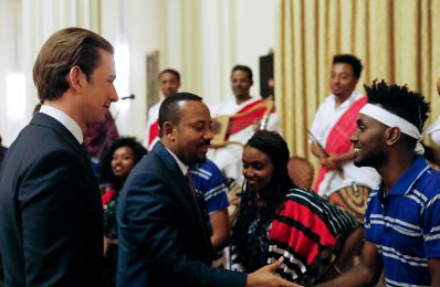 Am 6. Dezember 2018 reiste Bundeskanzler Sebastian Kurz (l.) nach Afrika. Im Bild mit dem Premierminister Abiy Ahmed (2.v.l.) und einer Volkstanzgruppe.