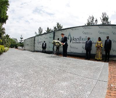 Am 7. Dezember 2018 reiste Bundeskanzler Sebastian Kurz (m.) nach Ruanda. Im Bild beim Besuch des Genozid-Memorials in Kigali.