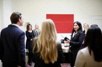 Am 10. Dezember 2018 besuchten Bundeskanzler Sebastian Kurz (l.) und Bundesministerin Juliane Bogner-Strauß (2.v.l.) die Sektion für Frauenangelegenheiten und Gleichstellung.