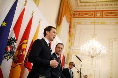 Bundeskanzler Sebastian Kurz (l.) und Vizekanzler Heinz-Christian Strache (r.) beim Pressefoyer nach dem Ministerrat am 12. Dezember 2018.
