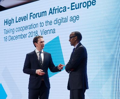 Am 18. Dezember 2018 nahm Bundeskanzler Sebastian Kurz (l.) am "Hochrangigen Forum Afrika Europa" teil. Im Bild mit dem Präsidenten von Ruanda Paul Kagame (r.).