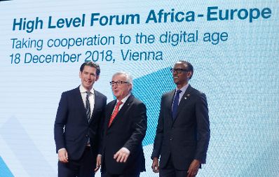 Am 18. Dezember 2018 nahm Bundeskanzler Sebastian Kurz (l.) am "Hochrangigen Forum Afrika‑Europa" teil. Im Bild mit dem Präsidenten der Europäischen Kommission Jean-Claude Juncker (m.) und dem Präsidenten von Ruanda Paul Kagame (r.).