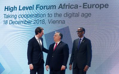 Am 18. Dezember 2018 nahm Bundeskanzler Sebastian Kurz (l.) am "Hochrangigen Forum Afrika‑Europa" teil. Im Bild mit dem Ministerpräsidenten von Ungarn Viktor Orbán (m.) und dem Präsidenten von Ruanda Paul Kagame (r.).
