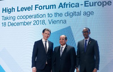 Am 18. Dezember 2018 nahm Bundeskanzler Sebastian Kurz (l.) am "Hochrangigen Forum Afrika‑Europa" teil. Im Bild mit dem Präsidenten der Arabischen Republik Ägypten Abdel Fattah Al-Sisi (m.) und dem Präsidenten von Ruanda Paul Kagame (r.).