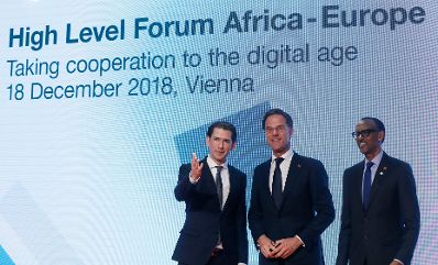 Am 18. Dezember 2018 nahm Bundeskanzler Sebastian Kurz (l.) am "Hochrangigen Forum Afrika‑Europa" teil. Im Bild mit dem Premierminister der Niederlande Mark Rutte (m.) und dem Präsidenten von Ruanda Paul Kagame (r.).