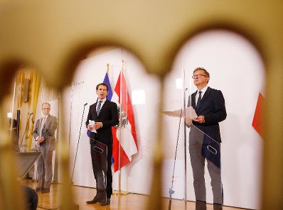 Am 29. Oktober 2020 fand eine Pressekonferenz nach dem Gespräch mit Expertinnen und Experten zur Ressourcenlage an Österreichs Krankenhäusern statt. Im Bild (v.l.n.r.) Klaus Markstaller, Leiter der der Universitätsklinik für Anästhesie, Allgemeine Intensivmedizin und Schmerztherapie der MedUni Wien, Bundeskanzler Sebastian Kurz und Bundesminister Rudolf Anschober.