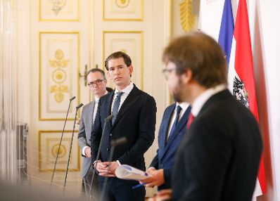 Am 29. Oktober 2020 fand eine Pressekonferenz nach dem Gespräch mit Expertinnen und Experten zur Ressourcenlage an Österreichs Krankenhäusern statt. Im Bild (v.l.n.r.) Klaus Markstaller, Leiter der der Universitätsklinik für Anästhesie, Allgemeine Intensivmedizin und Schmerztherapie der MedUni Wien, Bundeskanzler Sebastian Kurz, Bundesminister Rudolf Anschober und Herwig Ostermann, Geschäftsführer der Gesundheit Österreich GmbH.