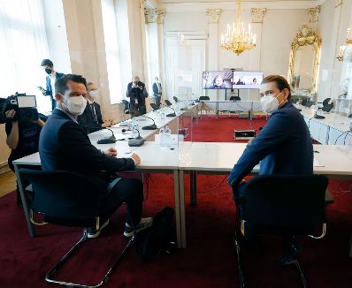 Am 20. Mai 2021 fand ein Roundtable zur aktuellen Coronasituation mit Bundeskanzler Sebastian Kurz (r.), Bundesminister Wolfgang Mückstein (l.) sowie mit Expertinnen und Experten statt.