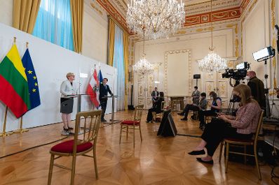 Am 11. Juni 2021 empfing Bundeskanzler Sebastian Kurz (r.) die Premierministerin der Republik Litauen Ingrida Šimonytė (l.) zu einem Arbeitsgespräch. Im Bild bei der gemeinsamen Pressekonferenz.