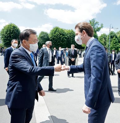 Am 14. Juni 2021 empfing Bundeskanzler Sebastian Kurz (r.) den südkoreanischen Präsidenten Moon Jae-in (l.) zu einem Arbeitsgespräch.