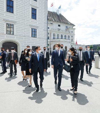 Am 14. Juni 2021 empfing Bundeskanzler Sebastian Kurz den südkoreanischen Präsidenten Moon Jae-in zu einem Arbeitsgespräch.
